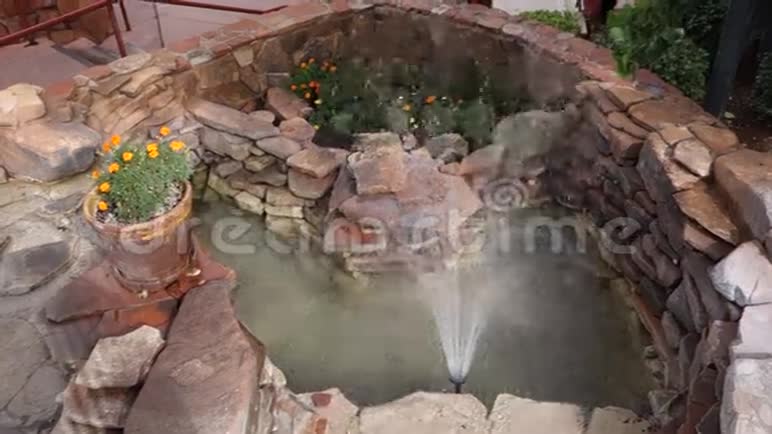 沙漠中一个美丽的喷泉视频的预览图
