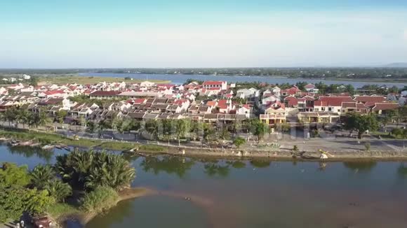 上景小镇建筑与蓝色河流隔开视频的预览图