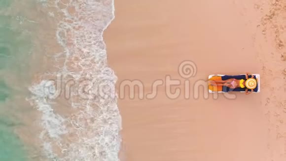 在天堂热带小岛的海滩度假性感的晒太阳的女人在清澈的水和海滩的田园诗般的夏日背景下放松视频的预览图
