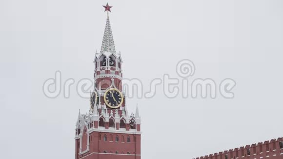 莫斯科俄罗斯2018年12月在冬季多云的天空中倾斜斯帕斯卡亚钟楼和莫斯科克里姆林宫的墙壁视频的预览图