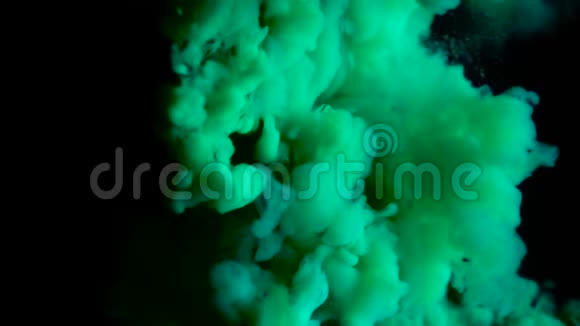实拍绿色油漆在水中缓慢运动反转墨水在水下旋转孤立的墨水碰撞云视频的预览图