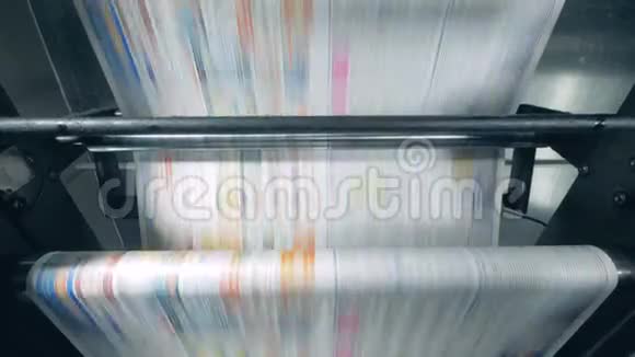 印刷报纸在传送带上滚动印刷设备工作视频的预览图