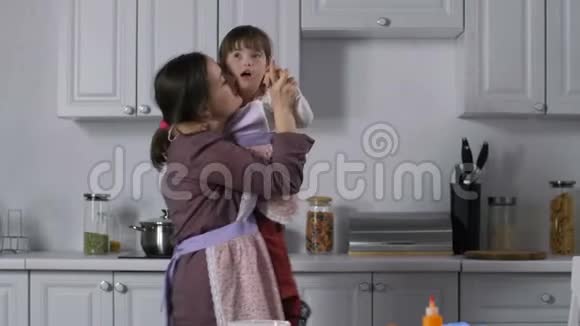快乐的妈妈和特别需要的孩子在厨房跳舞视频的预览图