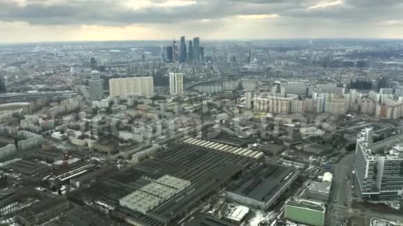 俄罗斯商业中心摩天大楼的莫斯科城市景观鸟瞰图视频的预览图
