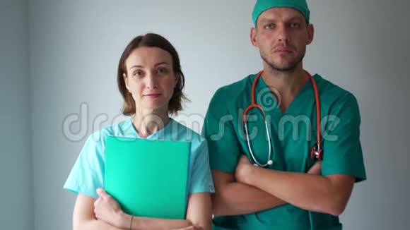 医务人员医疗和保健穿着医用礼服的男女医生微笑的肖像视频的预览图