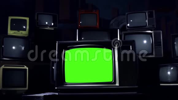 1980电视绿色屏幕在许多电视中间蓝色钢锥视频的预览图