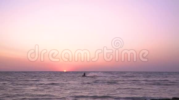 一个人正对着黎明的背景在训练风筝上跳入空中视频的预览图