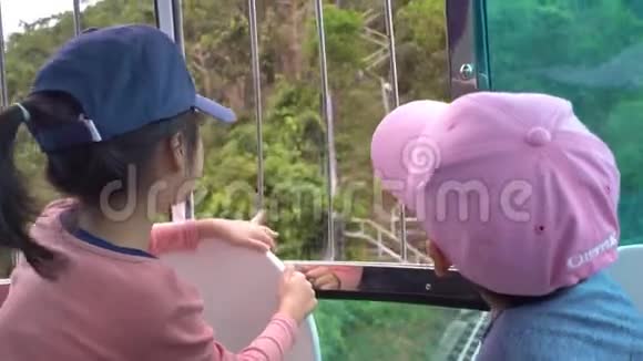 从森林公园到海洋的香港缆车上的儿童视频的预览图