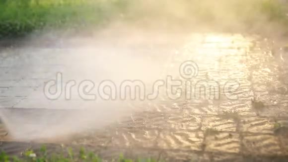 男性清洁用高压水喷射清洗鹅卵石特写镜头视频的预览图