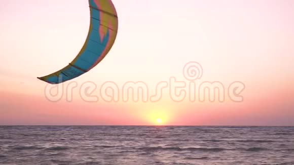 黎明时男子控制着一只大型训练风筝一副平静的表情视频的预览图