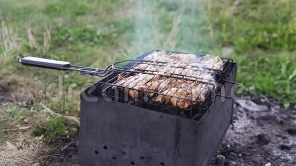 肉是用烧烤炉上的煤炒的视频的预览图