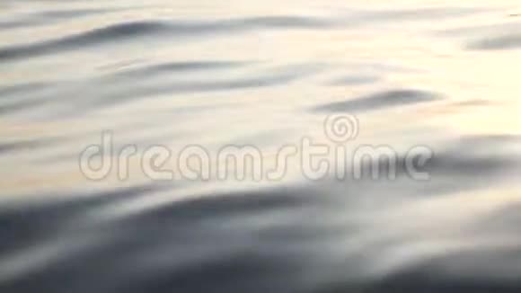 特写镜头水花飞溅阳光照耀海面上的阳光刺眼海上日落视频的预览图