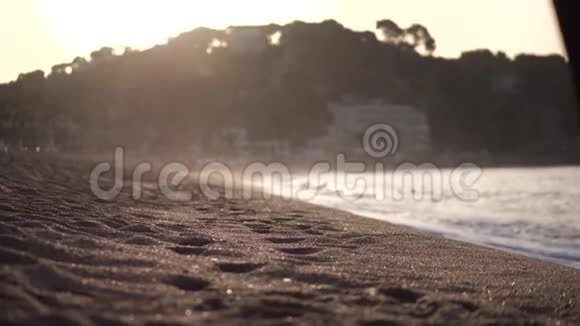 日出时活跃的女人在沙滩上慢跑视频的预览图