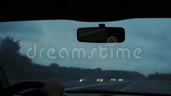 汽车雨刷正在清除雨水视频的预览图