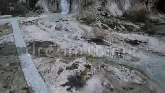 沙漠山谷上的瀑布露出迷人的反射蓝色湖泊视频的预览图