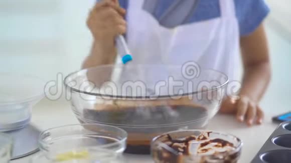 小女孩用手搅拌巧克力面团视频的预览图