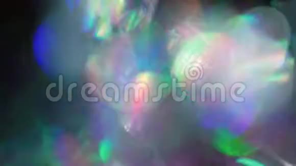 独特的抽象背景梦幻的彩虹色全息箔五彩颗粒视频的预览图