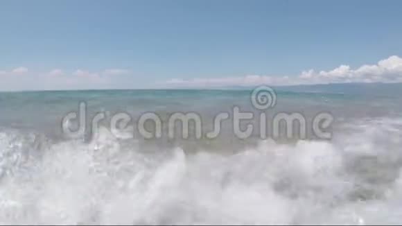 海浪冲击镜头视频的预览图