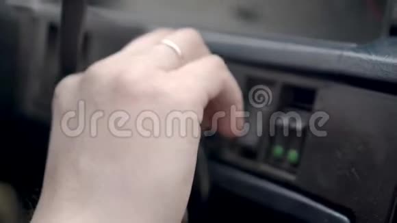 司机通过转动钥匙启动汽车发动机特写司机手视频的预览图