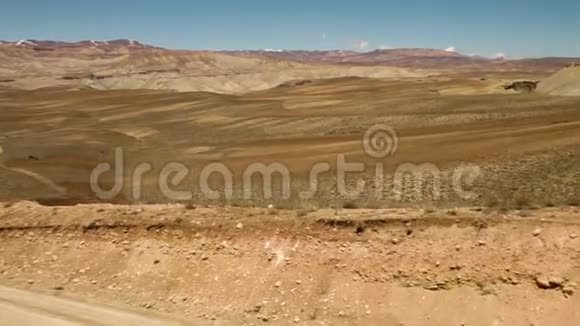两辆车在沙漠的土路上行驶视频的预览图