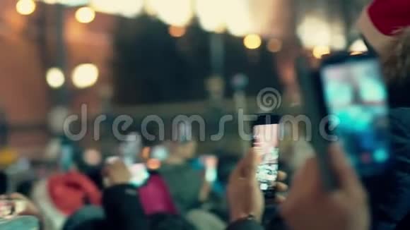 许多人正在莫斯科红场拍摄2020年新年的照片视频的预览图