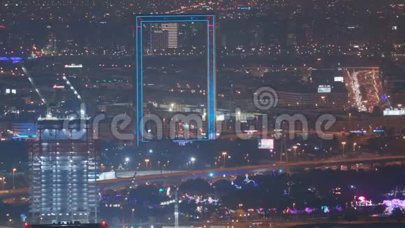 从空中俯瞰金融区和Zabeel区夜间交通和正在建设的建筑起重机来自视频的预览图