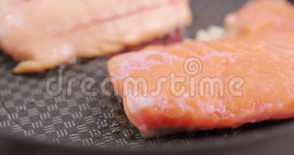 三文鱼煎锅煮鱼排撒调料视频的预览图
