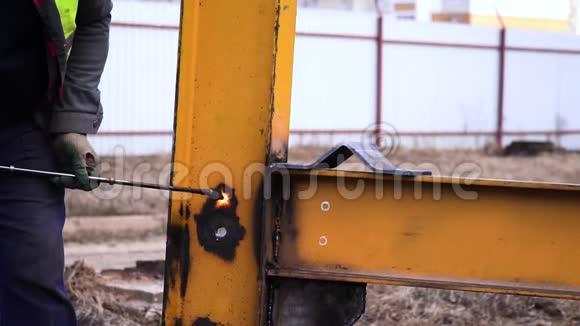 特种手套工业工人在黄色金属施工中用割炬切割金属视频的预览图