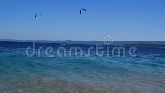 靠近海滩的风筝手视频的预览图