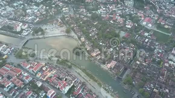 圆形空中运动平静的河流之间的城镇部分与树木视频的预览图