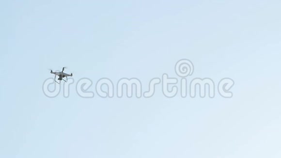 无人机在晴朗的天空中飞行视频的预览图
