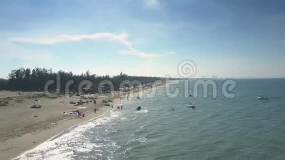 鸟瞰沙滩上的人们带着躺椅和帐篷视频的预览图