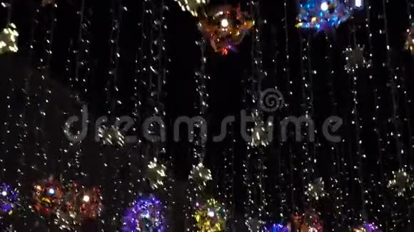 夜间街道上的吊灯灯泡视频的预览图