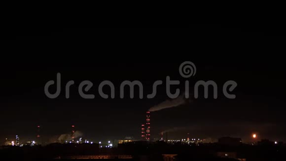 城市天际线上炼油厂的夜间延时4k镜头很多灯工业领域空气污染及空气污染视频的预览图