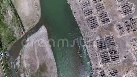 浅山河和村庄遗址上的沙漠景观视频的预览图
