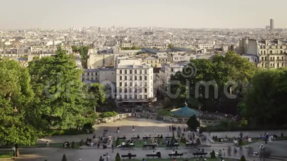 巴黎法国2018年8月12日蒙马特大教堂教堂附近的游客时间从山上看城市视频的预览图