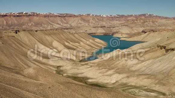 沙丘雪山中部有蓝色湖泊视频的预览图