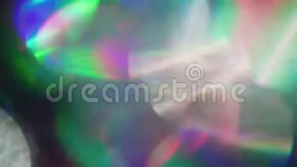 抽象背景彩虹色箔在黑暗中充满活力视频的预览图