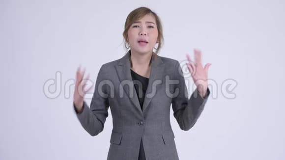 年轻愤怒的亚洲女商人说话抱怨视频的预览图