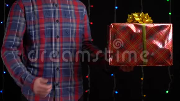 带黑背景礼盒的男孩新年快乐圣诞快乐情人节礼品盒视频的预览图