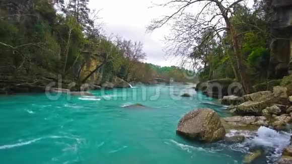 惊人的河流景观从科普鲁鲁峡谷在马纳瓦加特安塔利亚土耳其蓝色的河流漂流旅游青绿色视频的预览图