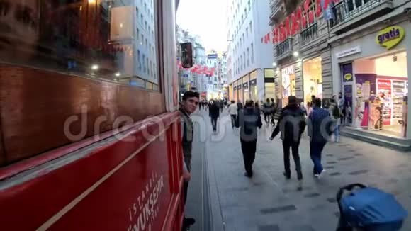 土耳其伊斯特拉尔街2019年红色电车骑在一条美丽的街道上挤满了人视频的预览图