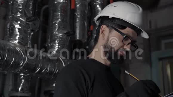 戴着头盔戴着眼镜穿着黑色T恤的男人微笑着看着镜头视频的预览图