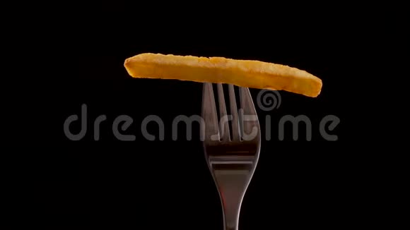 用叉子旋转炸薯条得到一条番茄酱视频的预览图
