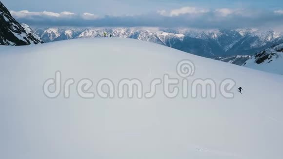 空中射击男运动员在空道上享受山地滑雪的乐趣视频的预览图