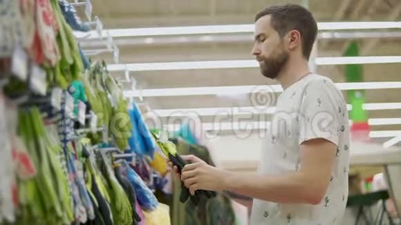 在超市里男性购物者手里拿着橡胶手套视频的预览图