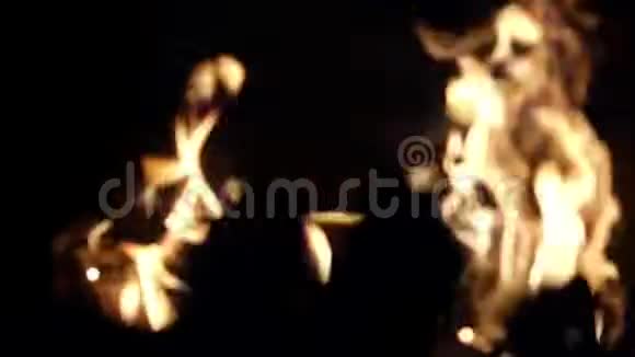 光脚的轮廓被火的特写视频的预览图