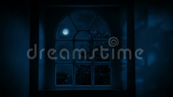 月光笼罩着透过窗户的墙壁视频的预览图