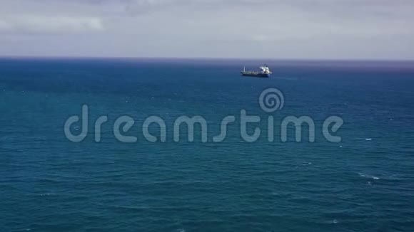 从海船的高度来看用于运输一艘装有封闭货舱的干货船停泊在附近视频的预览图