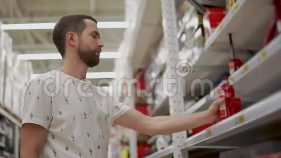 司机手里拿着一个气动升降机千斤顶在一家汽车制造商的商店里视频的预览图